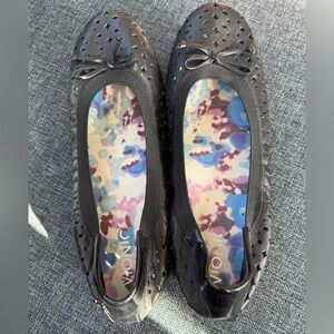 Women’s Black Vionic Flats Size 9